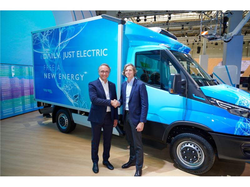 Pionieri della transizione energetica nel settore della catena del freddo, IVECO e Petit Forestier firmano un Memorandum of Understanding per la fornitura di 2.000 eDAILY